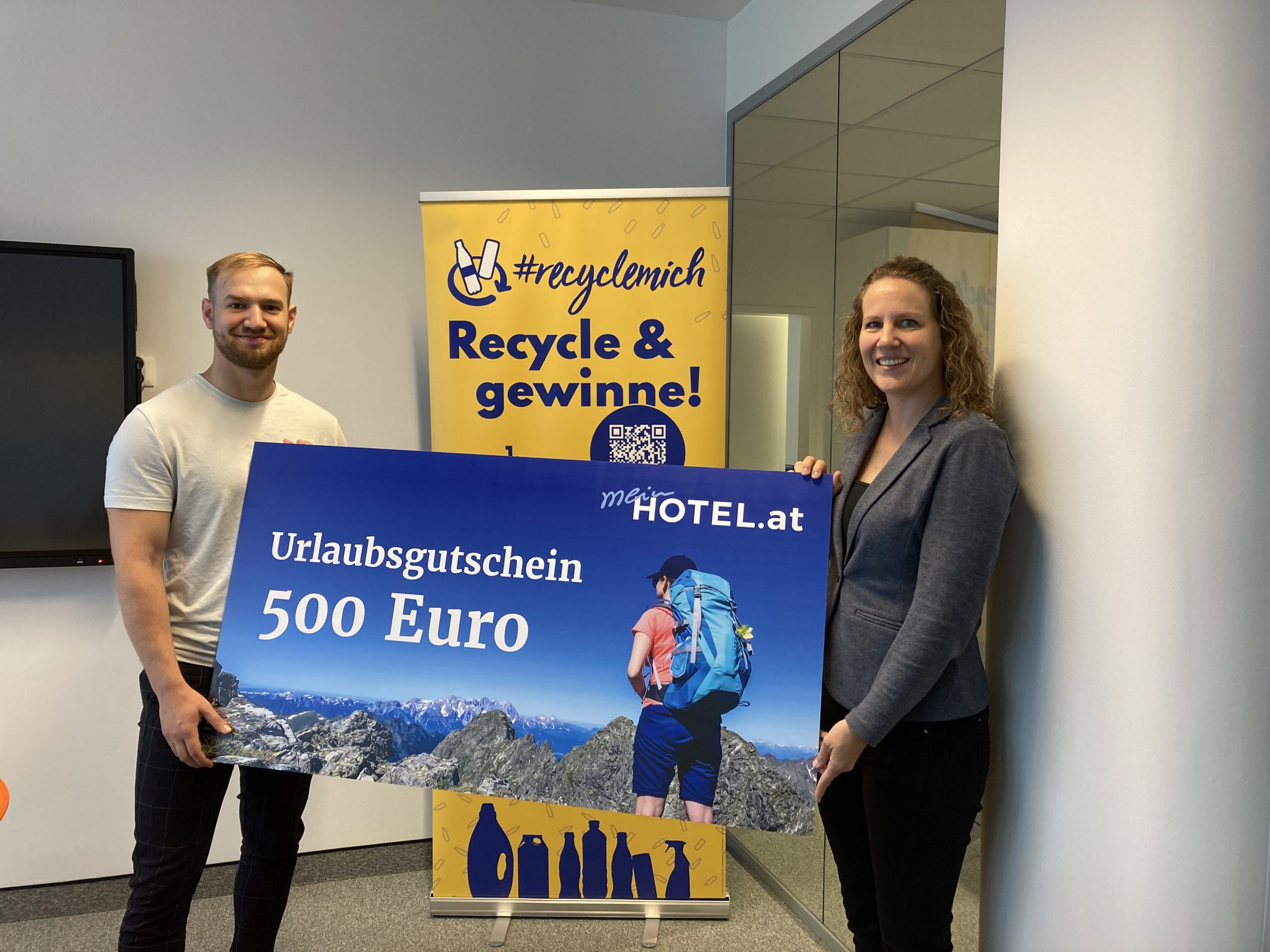Gewinner Florian und unsere RecycleMich-Marketingleitung Nicole Vacha